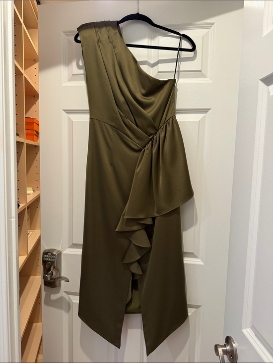 Elliatt Dresses & Skirts - Elliatt Olive One-Shoulder Ruffle Dress